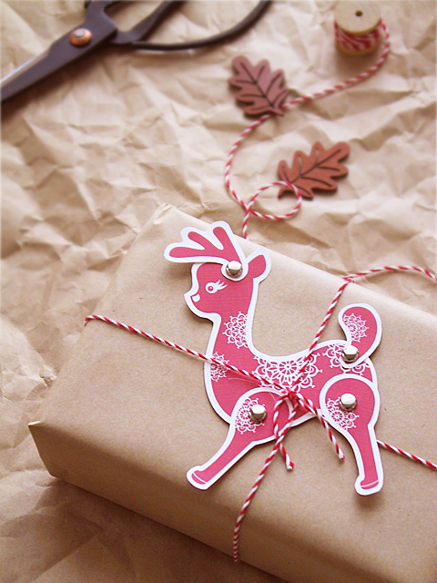 Movable Reindeer via Eat Drink Chic