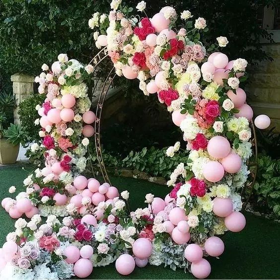 #Wedding #Decoration #Balloons A huge ring ornament composed of balloons, flowers, and trees must be the most unique wedding background