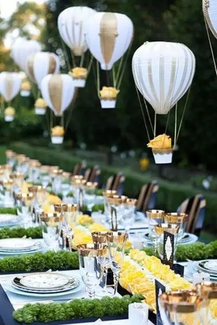 #Wedding #Decoration #Balloons Balloon-style decorations made from hanging balloons in the banquet area make the atmosphere dreamy.