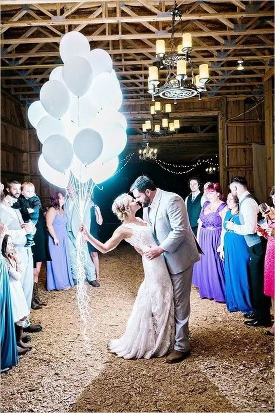 #Wedding #Decoration #Balloons Bringing the white balloon in the bride's hands to light