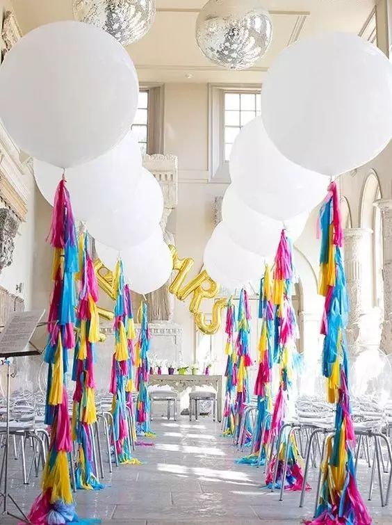 #Wedding #Decoration #Balloons Decorate the wedding passage with super large white balloons and ribbons