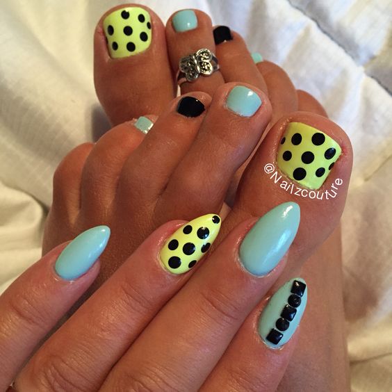 Polkadots nails