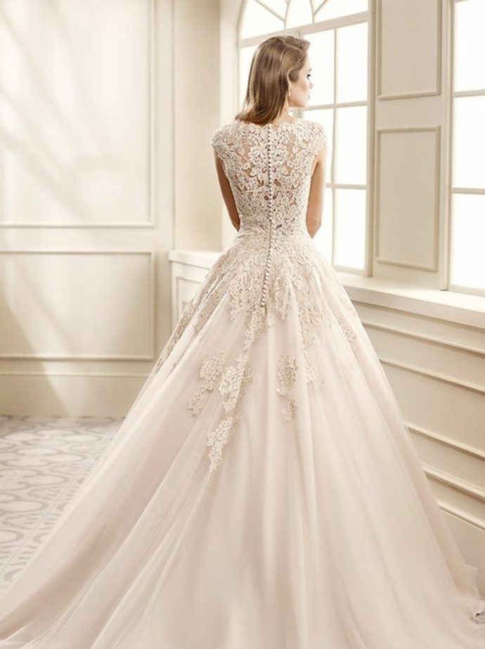 #Champagne #Wedding #Dresses The back of this dress is really eye-catching!