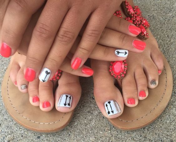 nail decorations on the feet to look beautiful