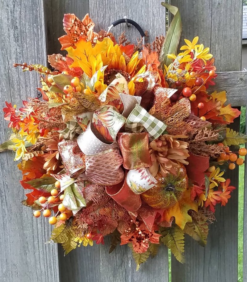 Gorgeous door hanger! Let this fall onto your door or decorate a wall with this!