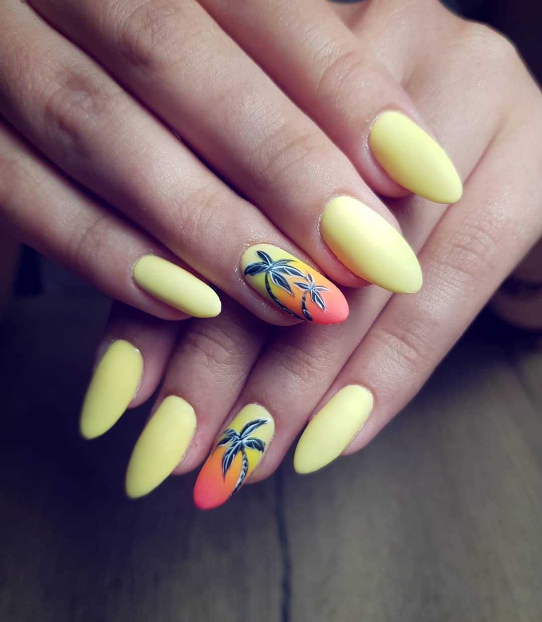 Hybrid manicure. Pic by timefornailspl