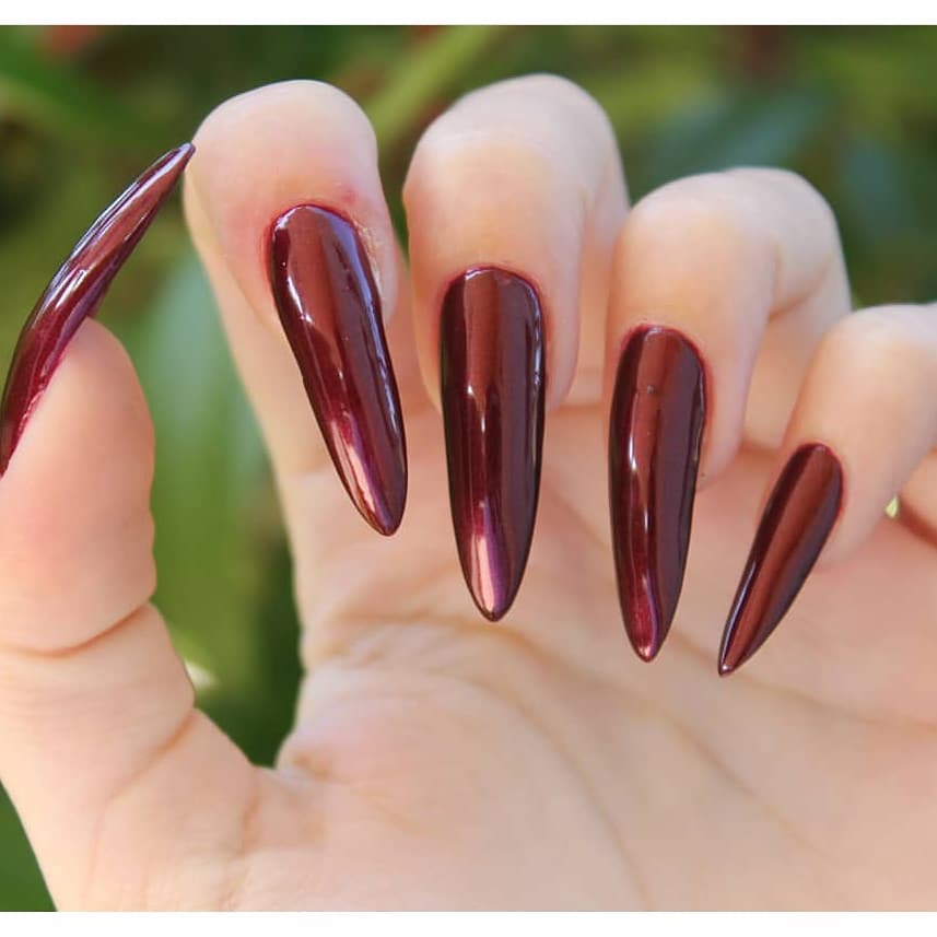 Long natural nails. Pic by daggernails