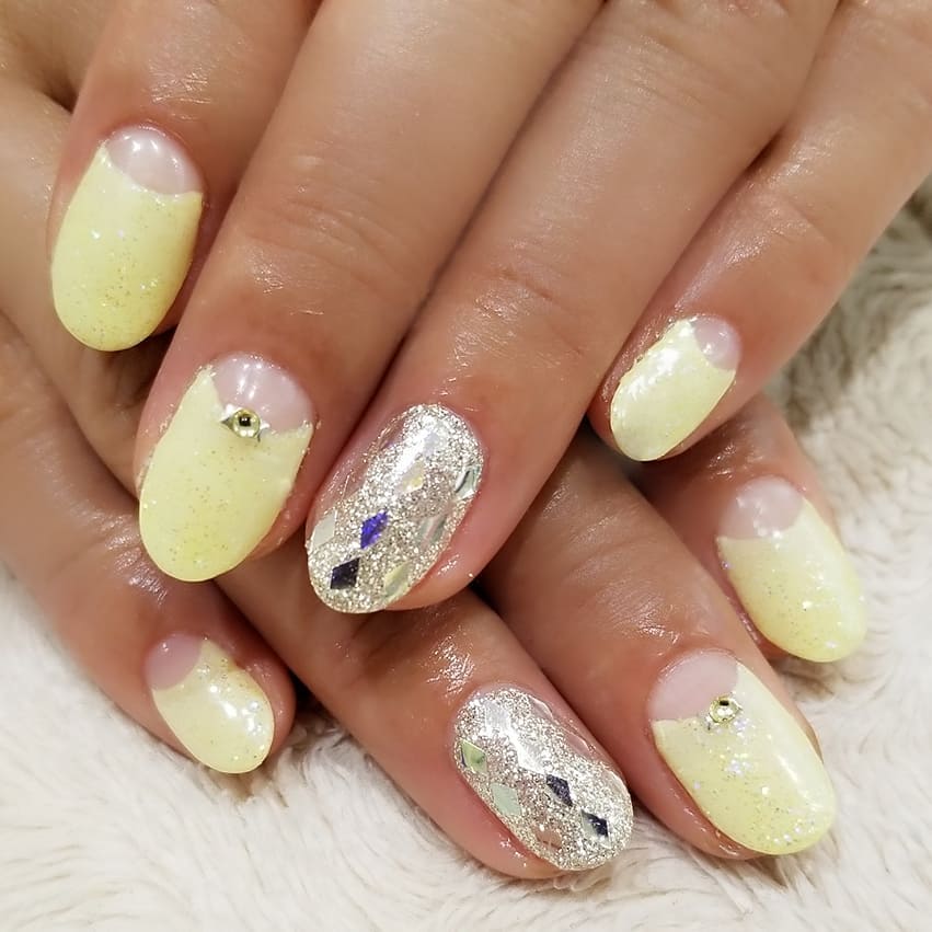 Nail looks like summer Yellow and gold. Pic by mie_miekira