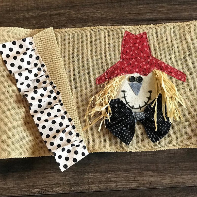 This little fall scarecrow table runner can not get more adorable.