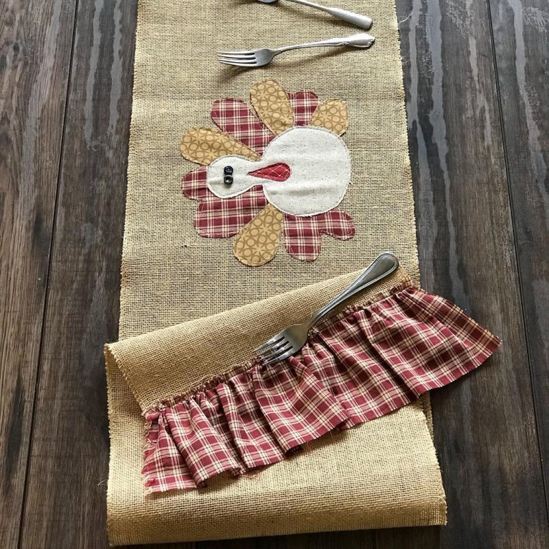 This turkey table runner is too adorable. It will be best for your Thanksgiving dinner.