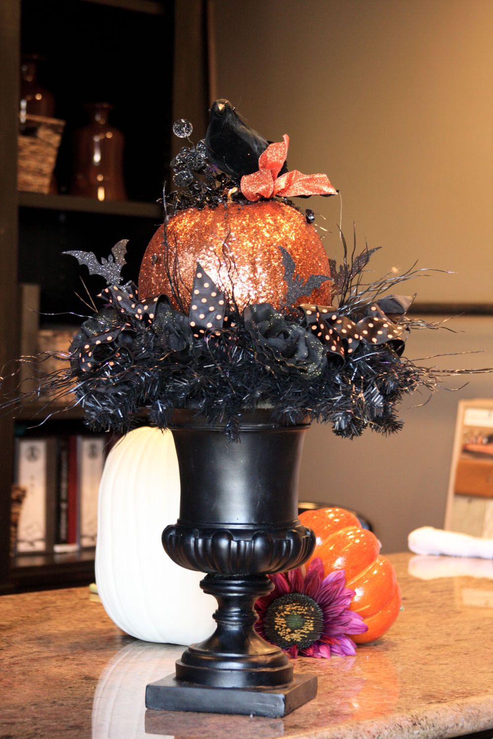 Add pumpkin and crow You will get a sophisticated Halloween centerpiece.