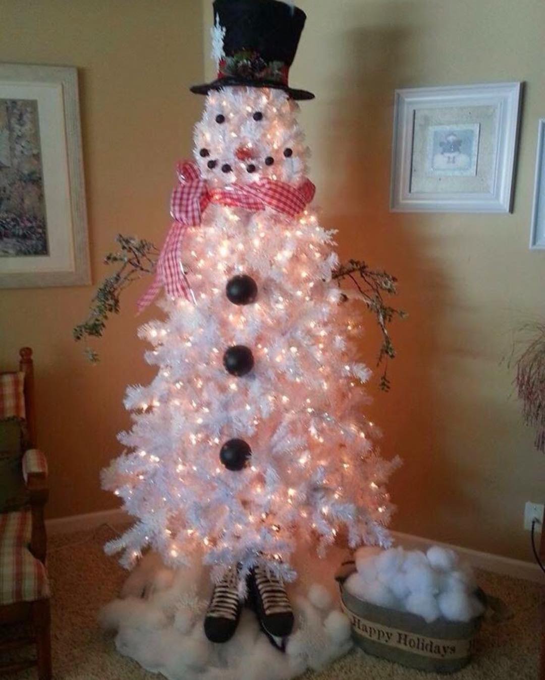 A snowman Christmas tree! Such creativity happens around Christmas! DIY Snowman Christmas Tree Ornaments Ideas