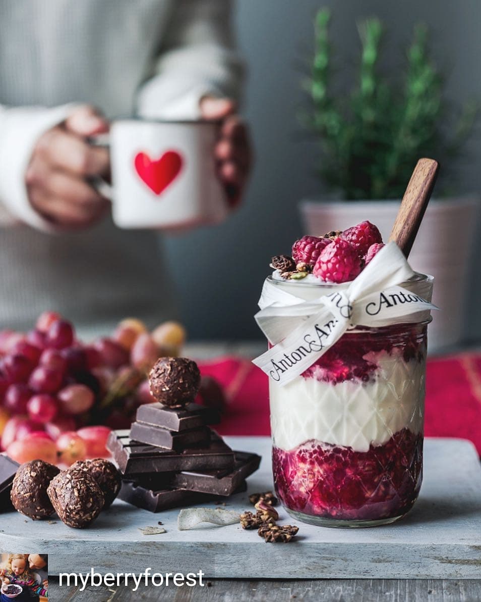 Berry-yogurt pudding with gingerbread spices, raw chocolate and some yummy gluhwein.