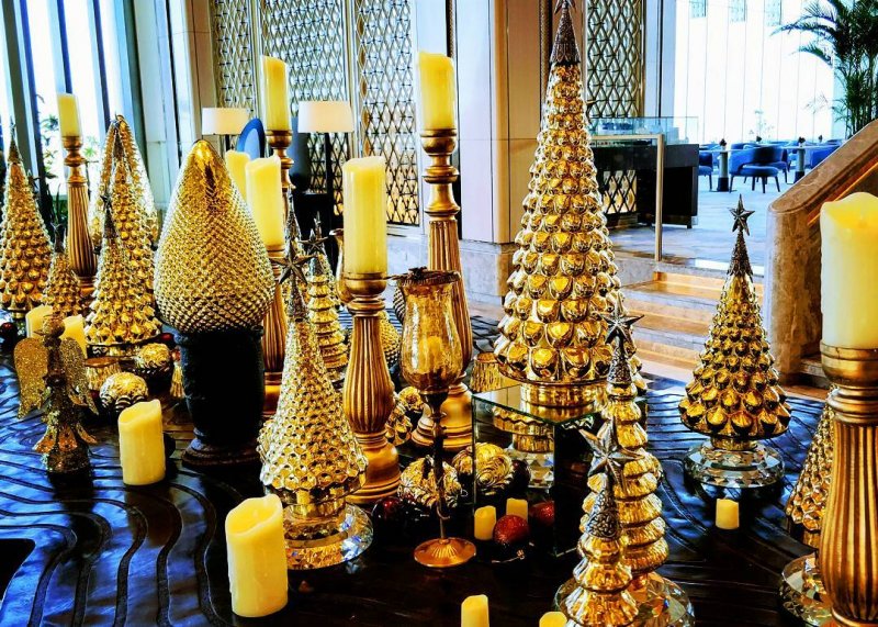 Golden Christmas Table Decor Idea.