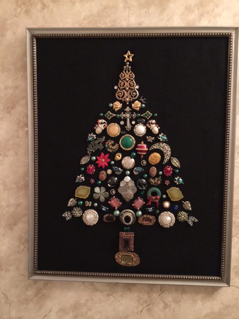 How adorable is this Christmas tree decoration made entirely out of jewelry.