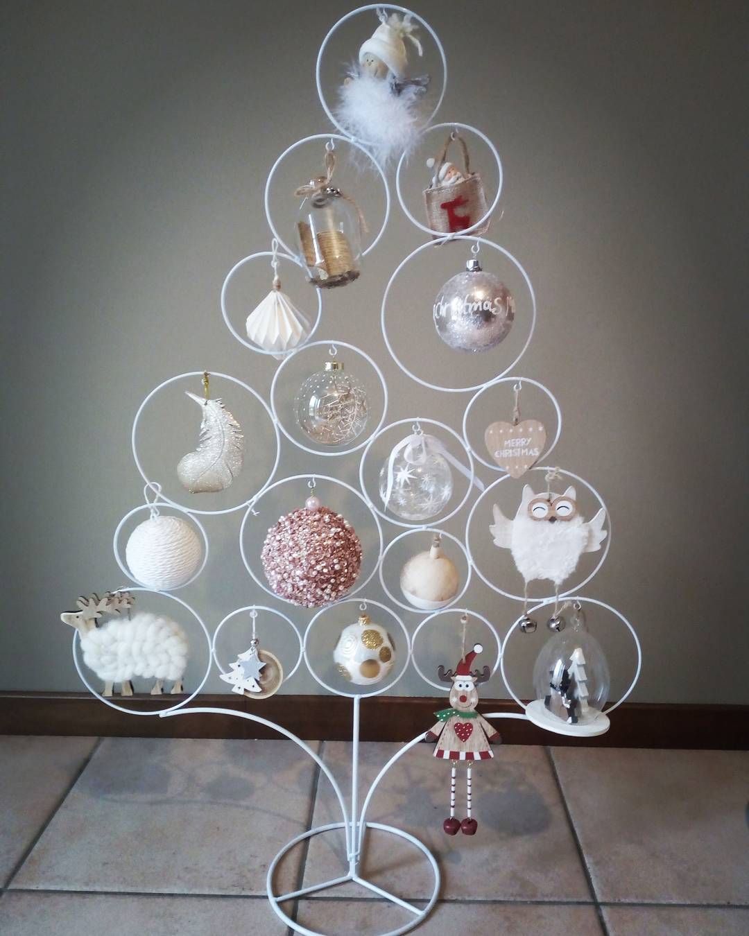 Simple DIY Christmas tree.