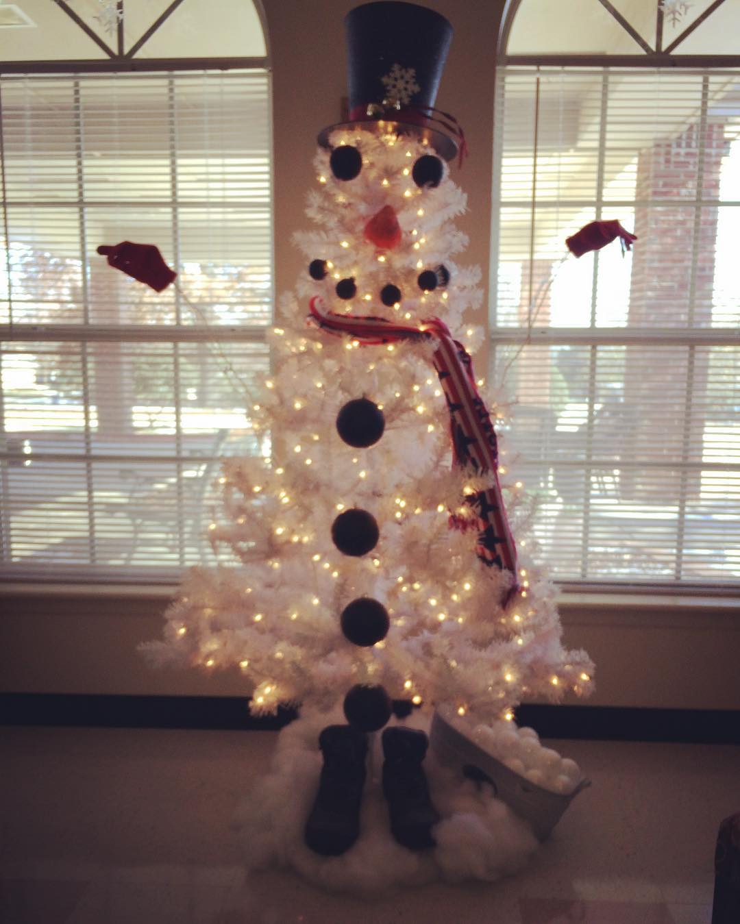 So cute! snowman Christmas tree.