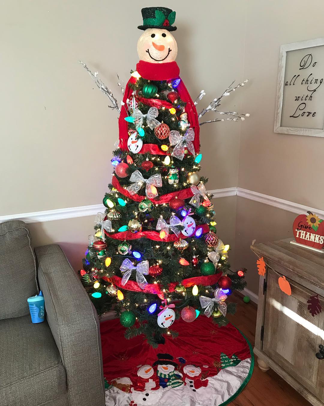 So pretty Snowman Christmas tree.