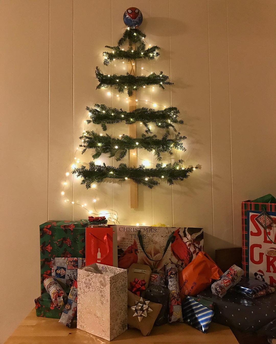 Super cute! DIY Christmas Tree with awesome tree topper.