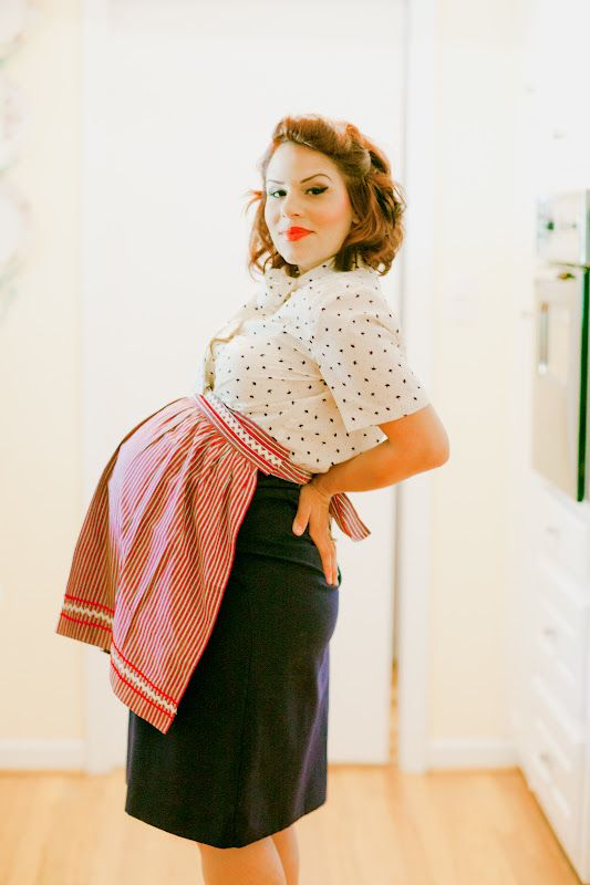 This lady is gorgeous with her 50s housewife look!