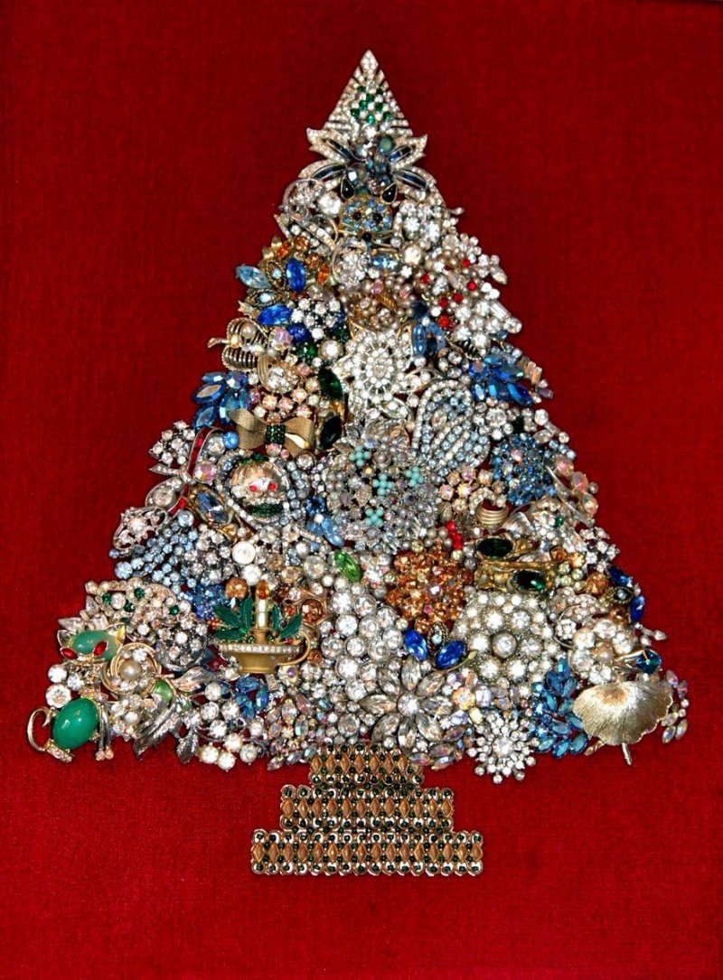 Who remembers costume jewelry Christmas tree art hanging on your wall for the holidays.