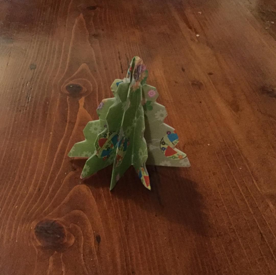 A Nice DIY Origami Christmas Tree.  DIY Christmas Origami Crafts