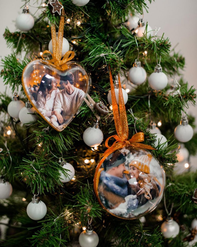 Dressed up Christmas tree with balls.