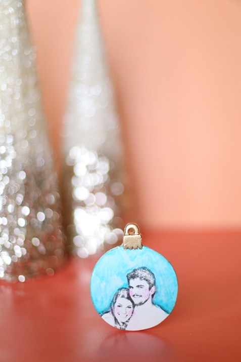 Elegant Last Minute Craft Idea To Make Photo Transfer Ornaments.