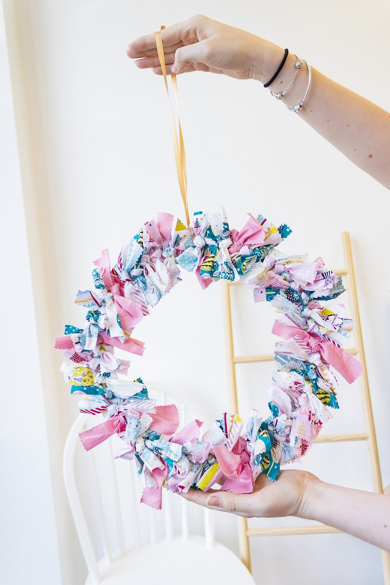 Fancy creating this fun and easy Christmas style wreath.