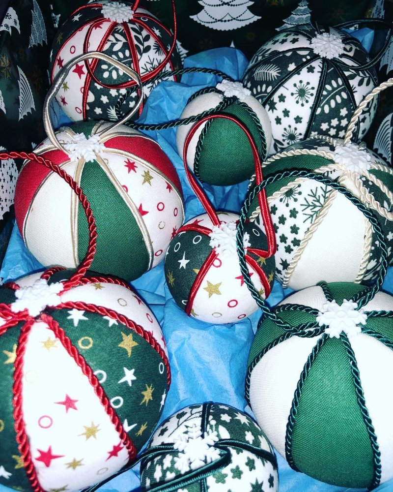 Green and white Christmas tree balls.