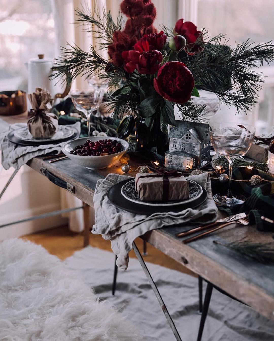 Love this tablesetting with the christmas touch!