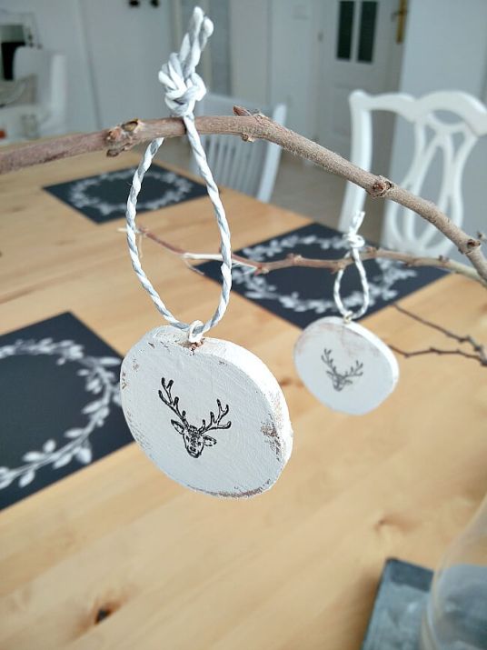 Nordic style wood slice ornaments will give a beautiful look to your dinner table.