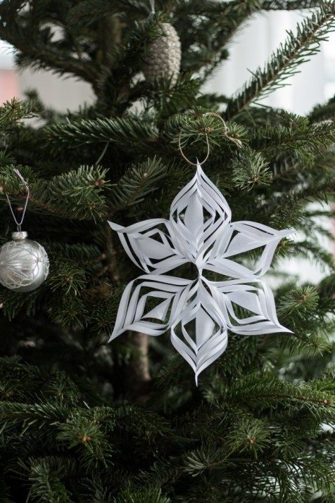 Paper start ornaments can be a perfect choice for your Christmas tree.
