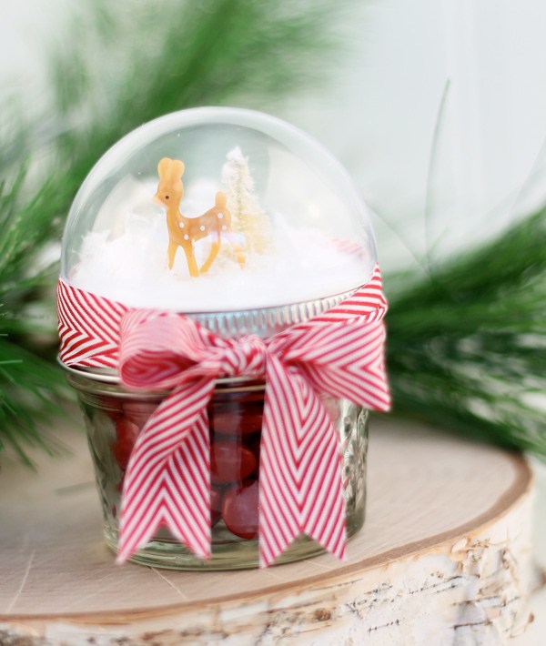 Snow Globe Mason Jar Very Popular for the Christmas.