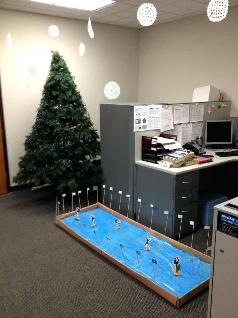 Stylish Christmas Office Decorating Ideas.