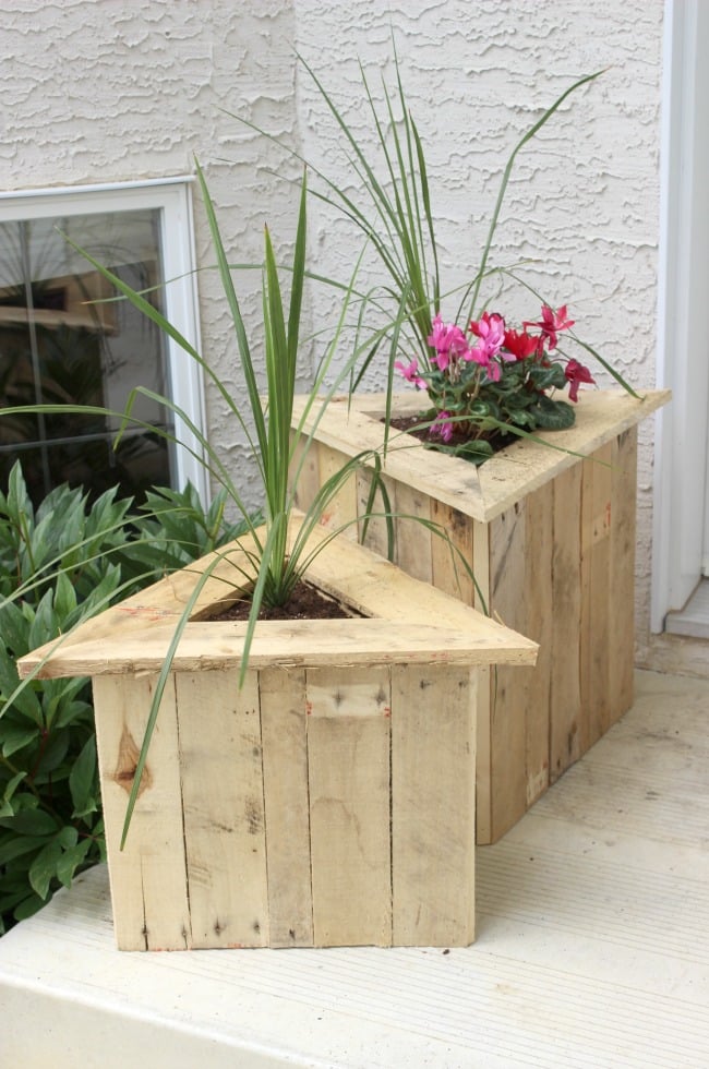 Triangle Pallet Planters - Plant Stands Ideas