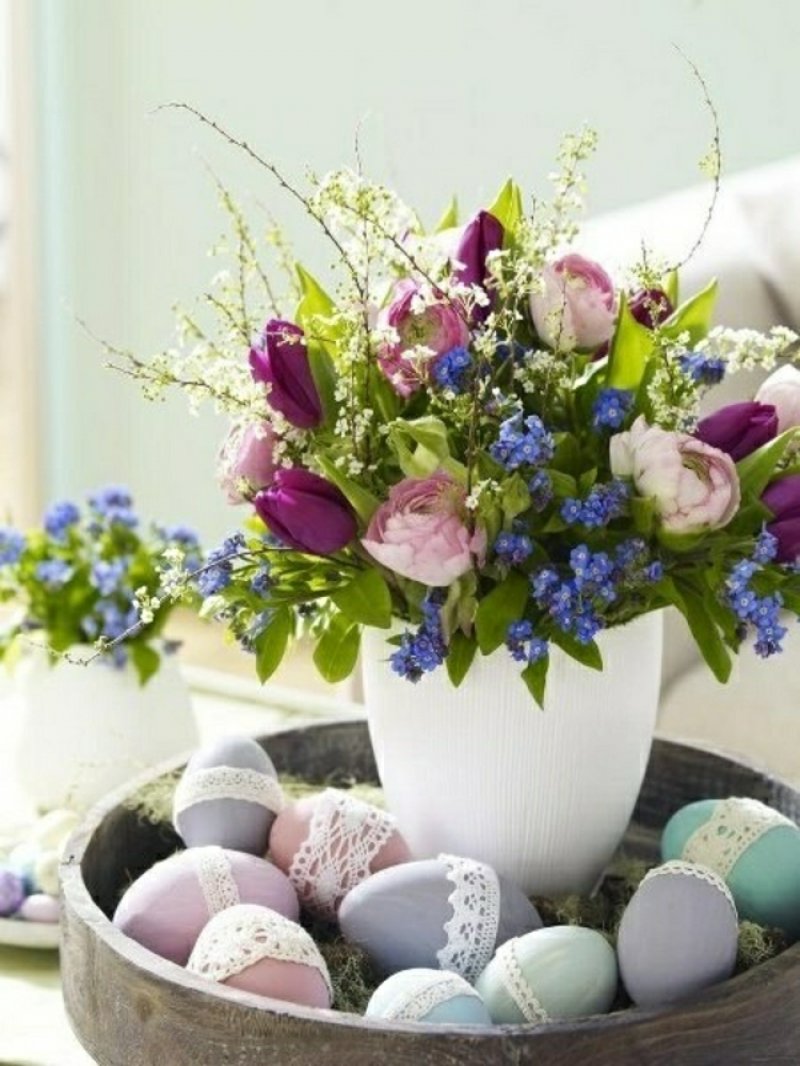 Table decor for colorful Easter party.