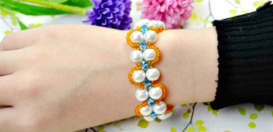 Double Strand White Pearl Bracelet.