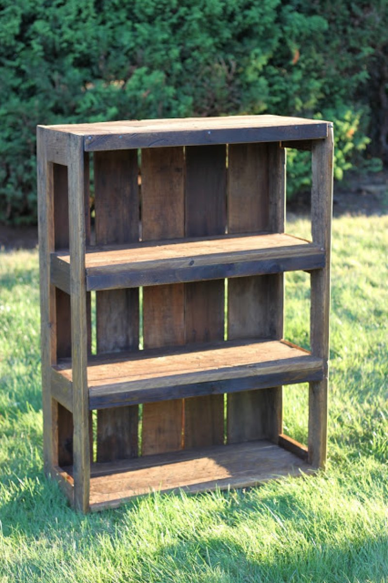 Beautiful Rustic DIY Pallet Bookshelf.