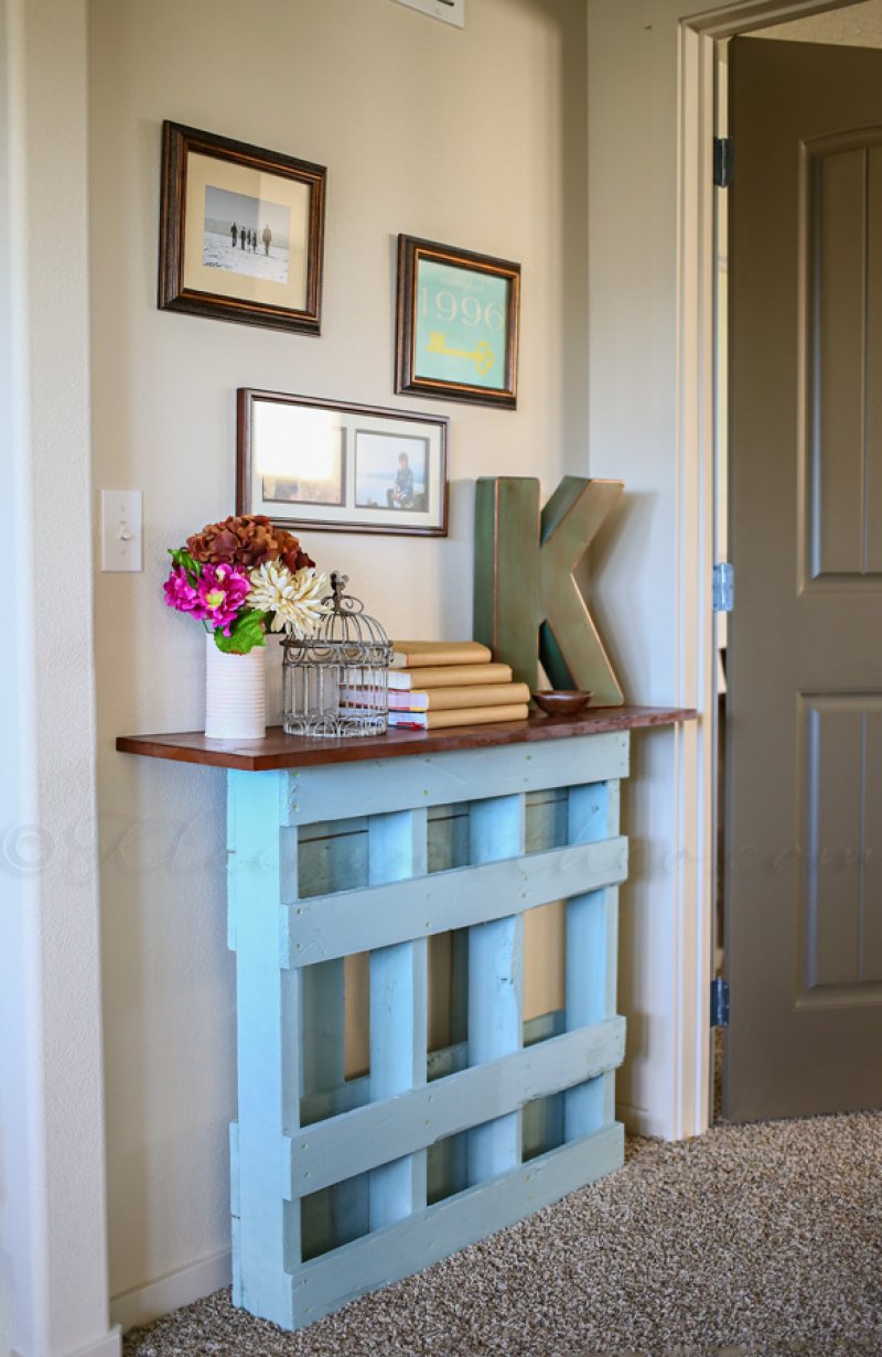 Beautiful pallet console table.