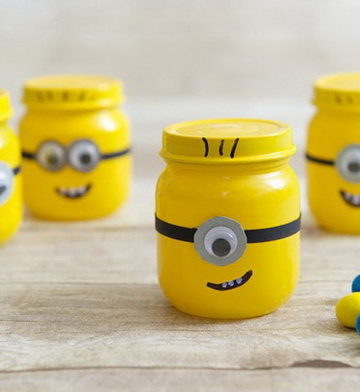 DIY Minion Mason Jars.