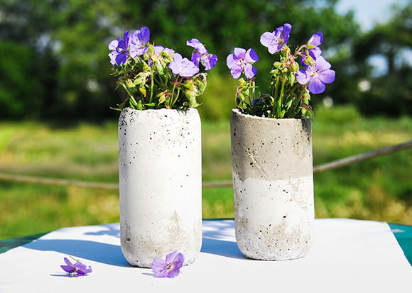 DIY vases will look great. Concrete DIY projects