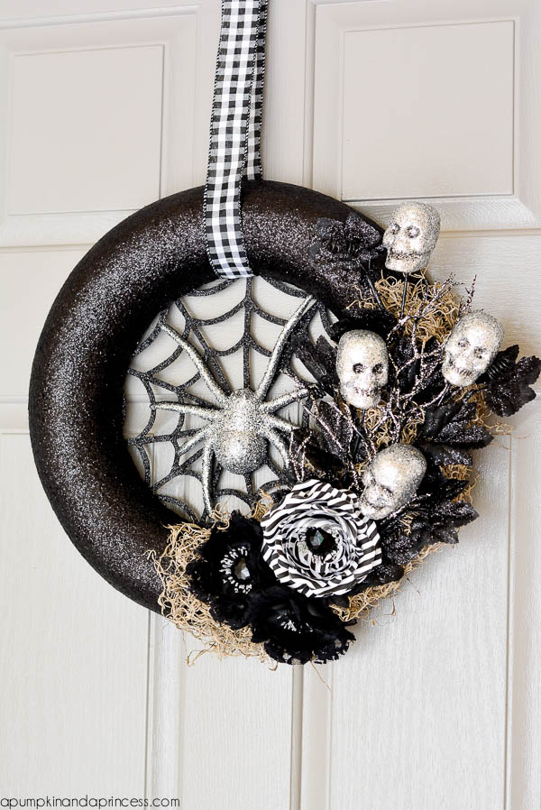 Halloween wreath using glittery skulls.