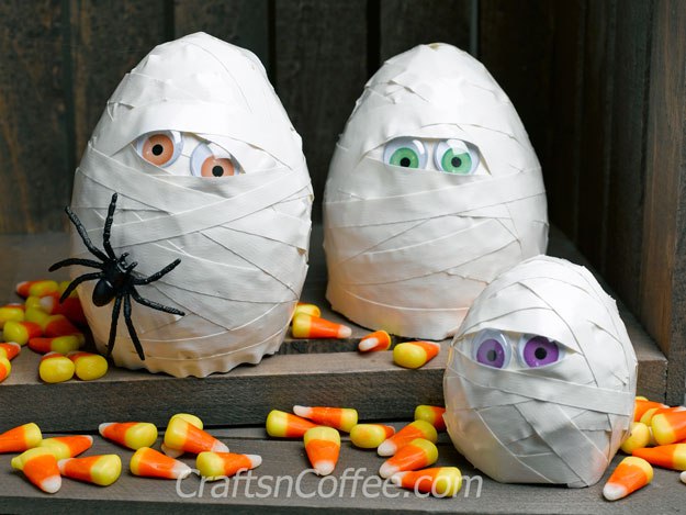 Make a fast family of Mummies. Homemade Halloween Decoration