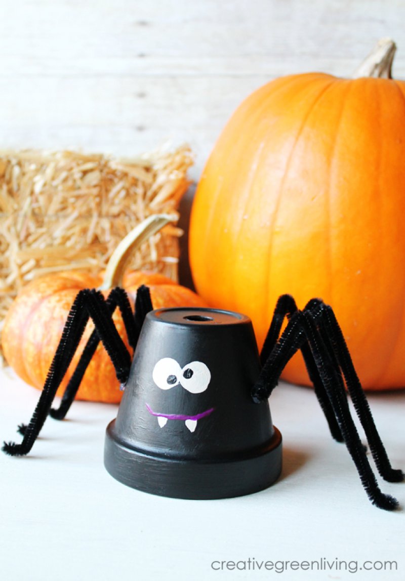 Make a fun Halloween spider craft. Homemade Halloween Decoration