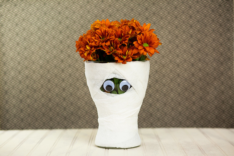 Make this easy and fun mummy vase. Homemade Halloween Decoration