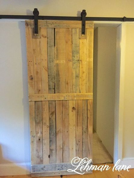 Pallet Sliding Barn Door. DIY Pallet Projects