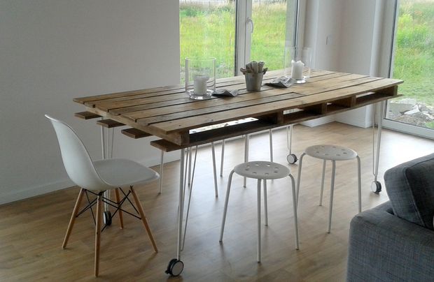 Rustic DIY Pallet Dining Table. DIY Pallet Projects