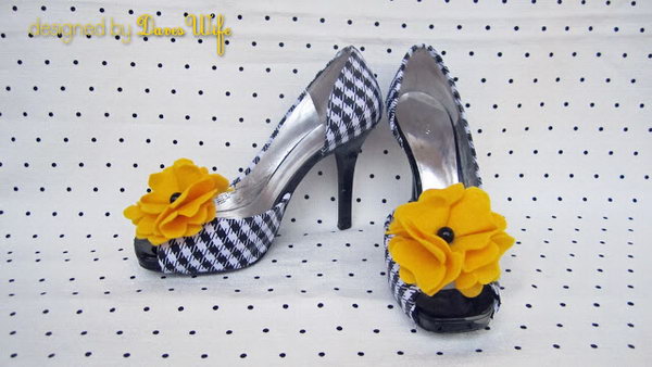 DIY Black and White Lattice Shoes.