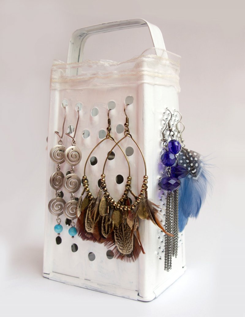 Good use as an earring stand.